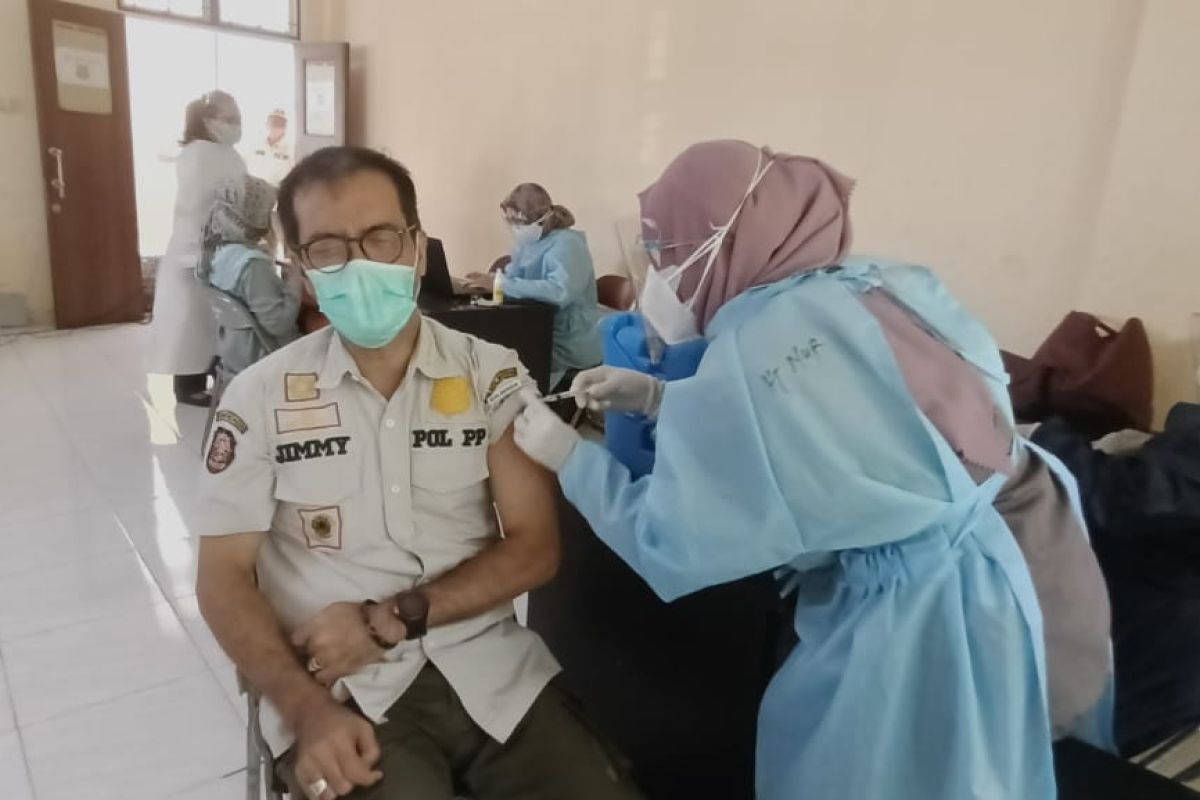 Sebanyak 165 anggota Satpol PP Kota Mataram divaksin COVID-19