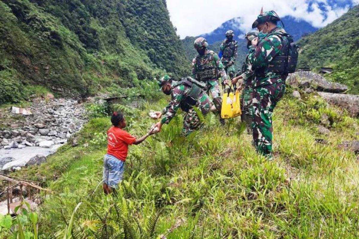 Armed violence: Soldiers provide aid to returning refugees in Mimika