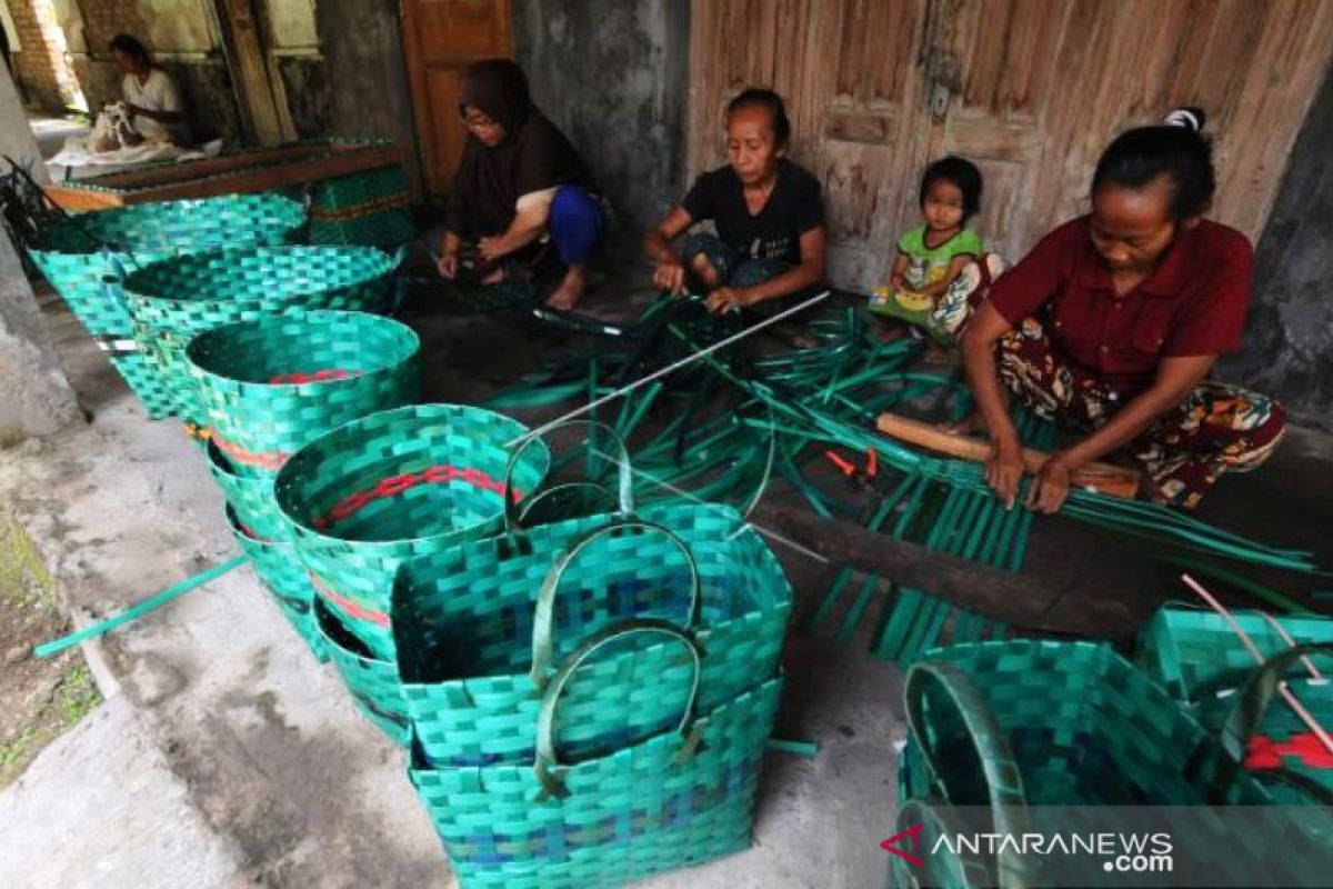 Kerajinan Anyaman Dari Limbah Janur Plastik