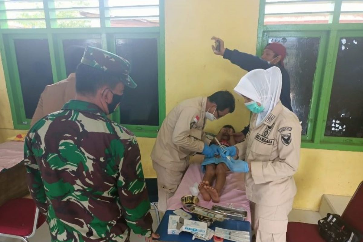 Sunatan massal di lokasi TMMD Desa Sungai Terap Muarojambi