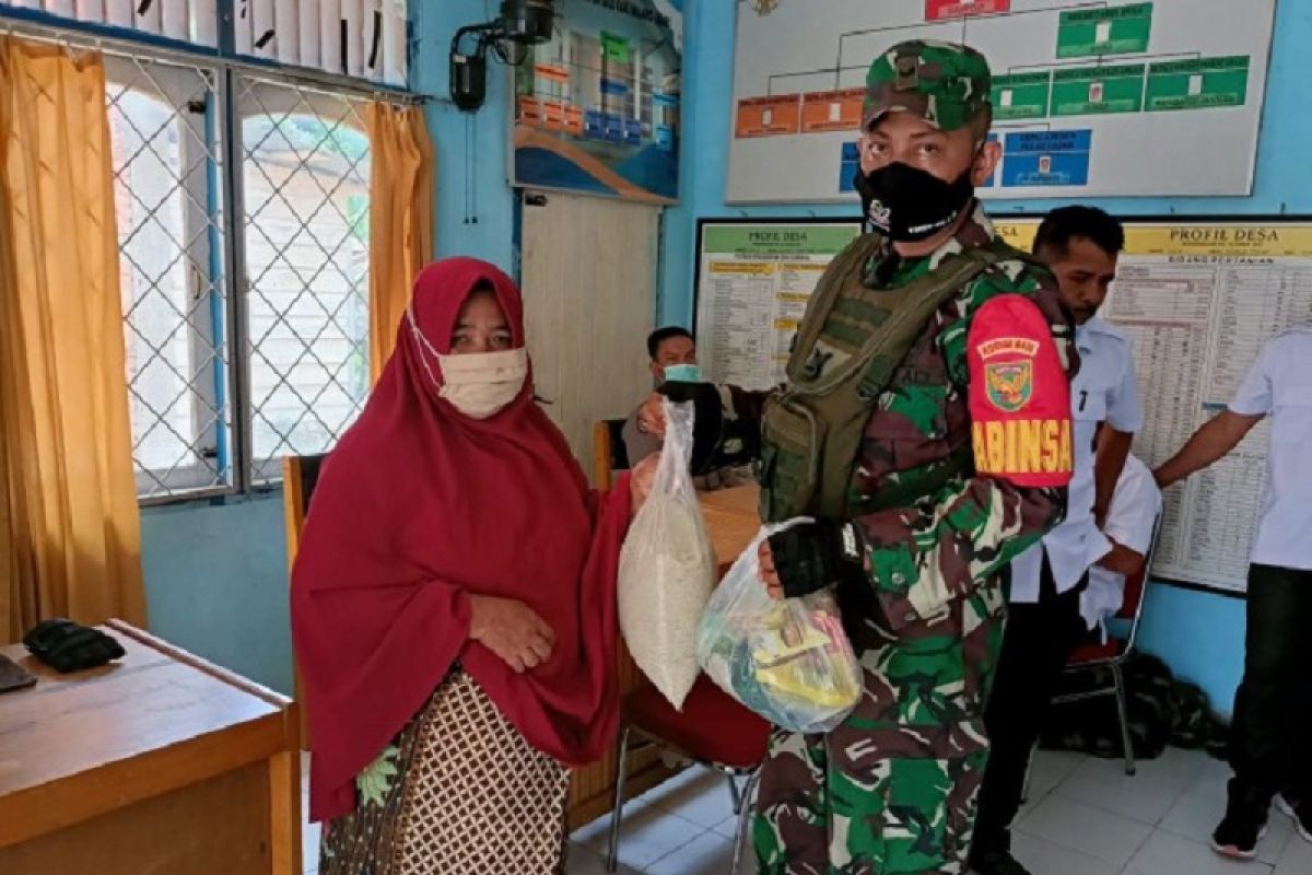 Satgas TMMD salurkan bantuan sembako kepada warga Desa Sungaiterap