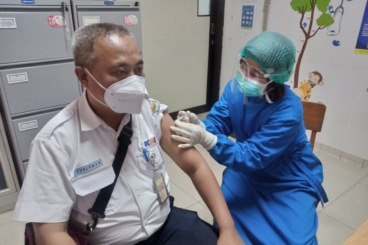 Ratusan pekerja KAI Daop Madiun dapatkan vaksin COVID-19