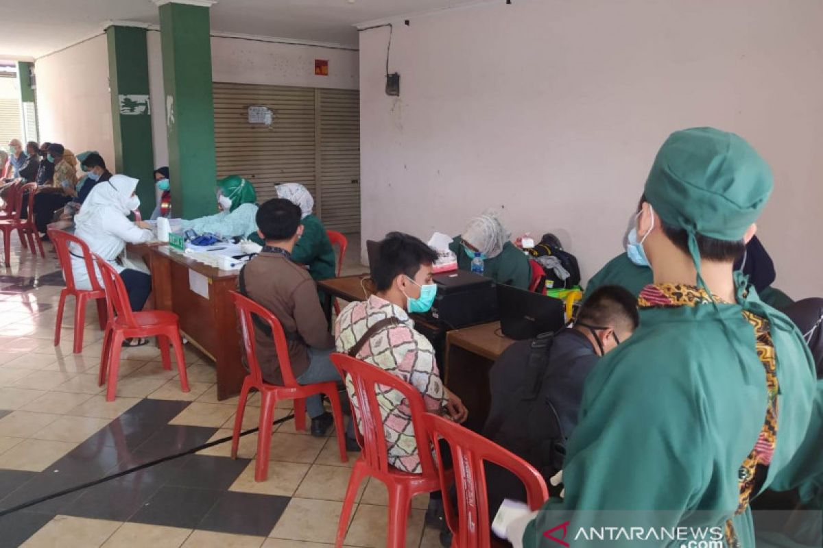 500 pedagang di Pasar Induk Pasirhayam Cianjur jalani vaksinasi tahap kedua