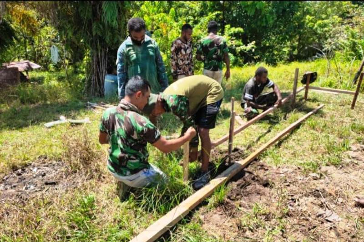 Warga distrik Kawagit antusias bantu pembangunan rumah TMMD