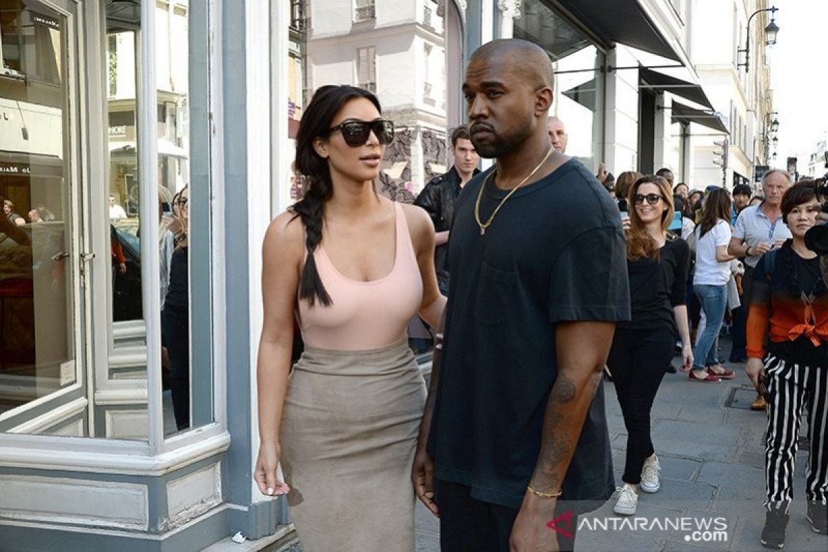 Kim Kardashian resmi bercerai dengan Kanye West