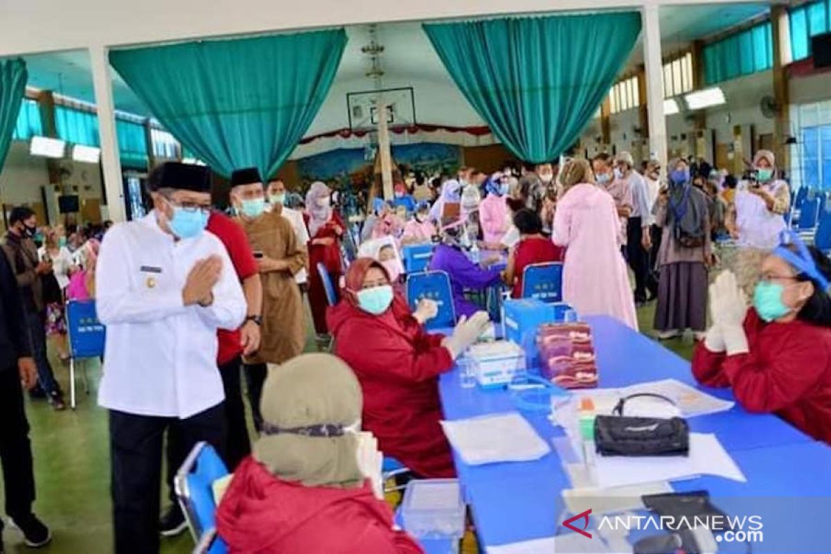 Wako Padang tinjau vaksinasi COVID-19 di Kampung Pondok