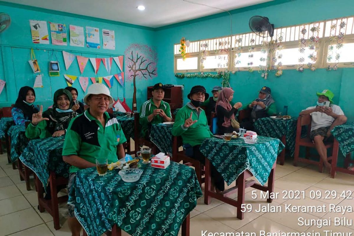 PHD aksi tanam pohon dan pembersihan sekolah pasca banjir