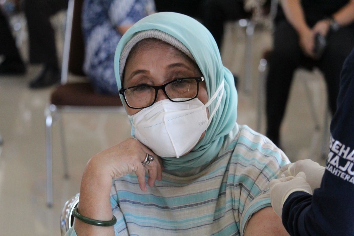 Lansia di Lampung harapkan vaksinasi dapat pulihkan ekonomi