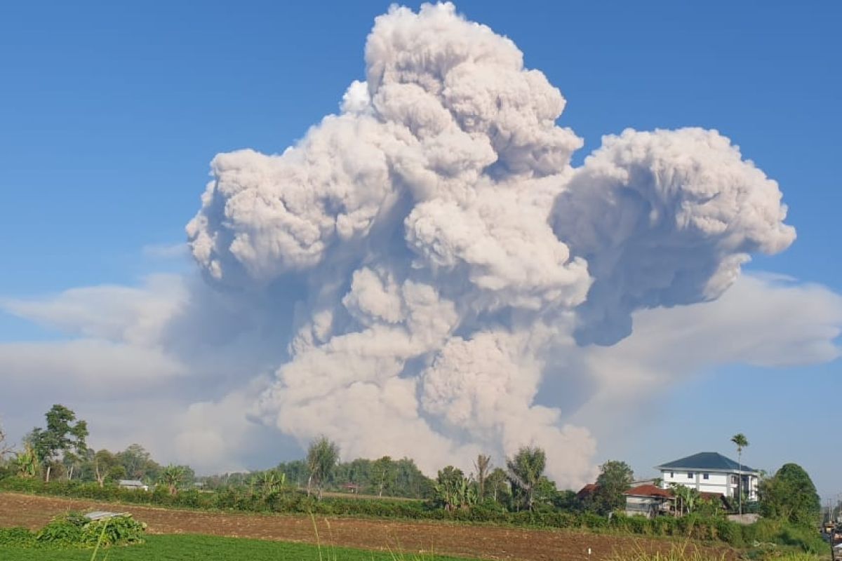 Erupsi Sinabung teramati dengan jarak luncur 1.000 meter