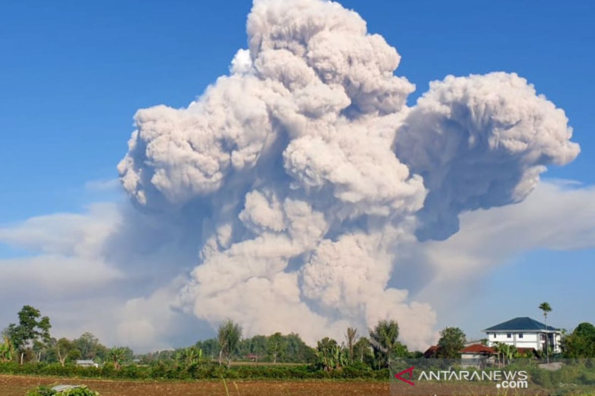 Jarak luncur mengarah ke selatan , Gunung Sinabung erupsi lagi