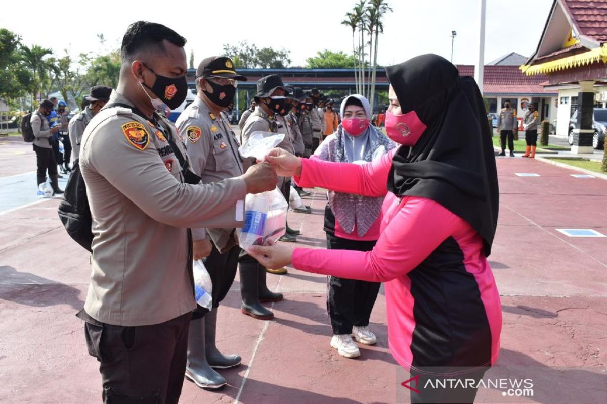 Bhayangkari Polres Inhu siapkan menu sehat untuk personel sebelum padamkan Karhutla