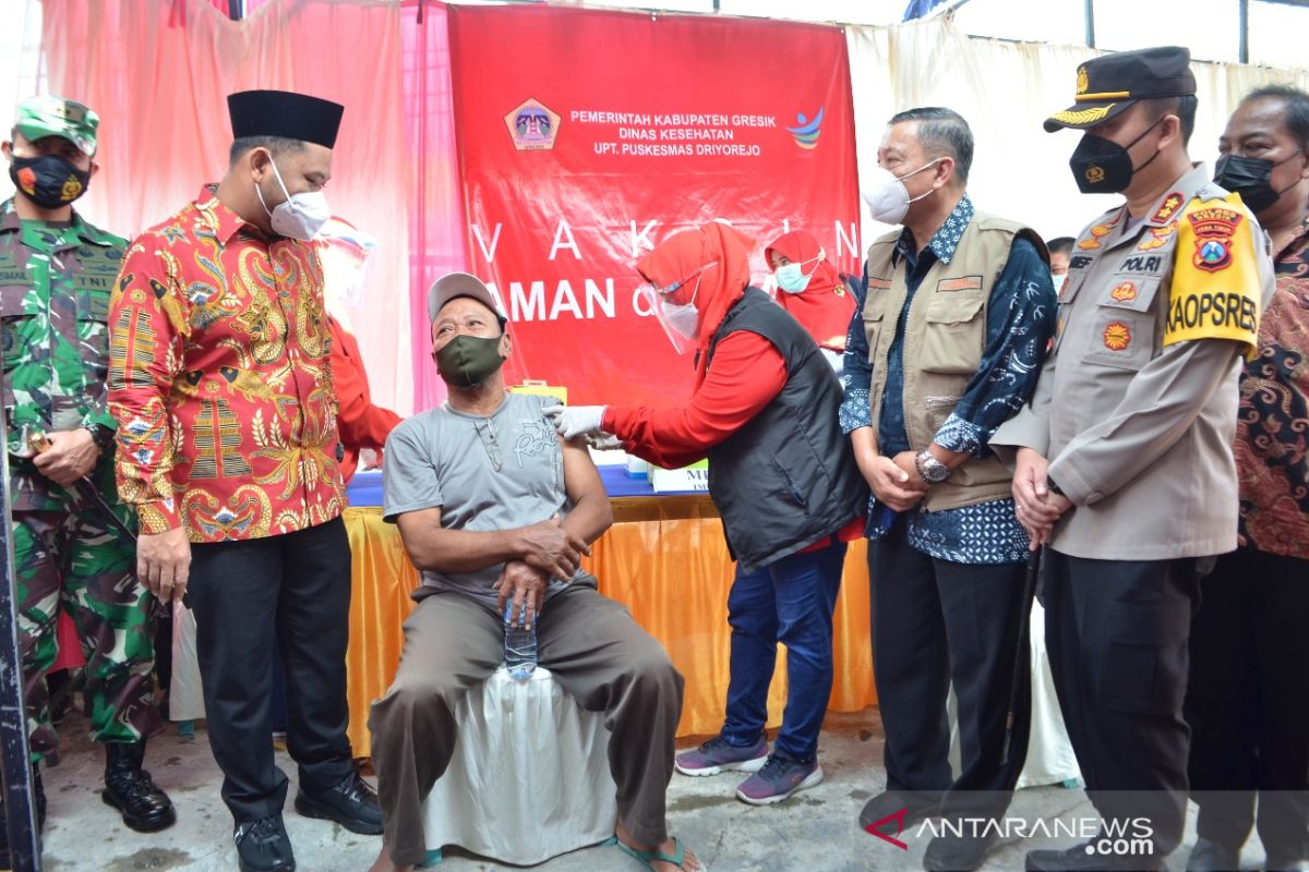 Pemkab Gresik mulai  vaksinasi ratusan pedagang pasar