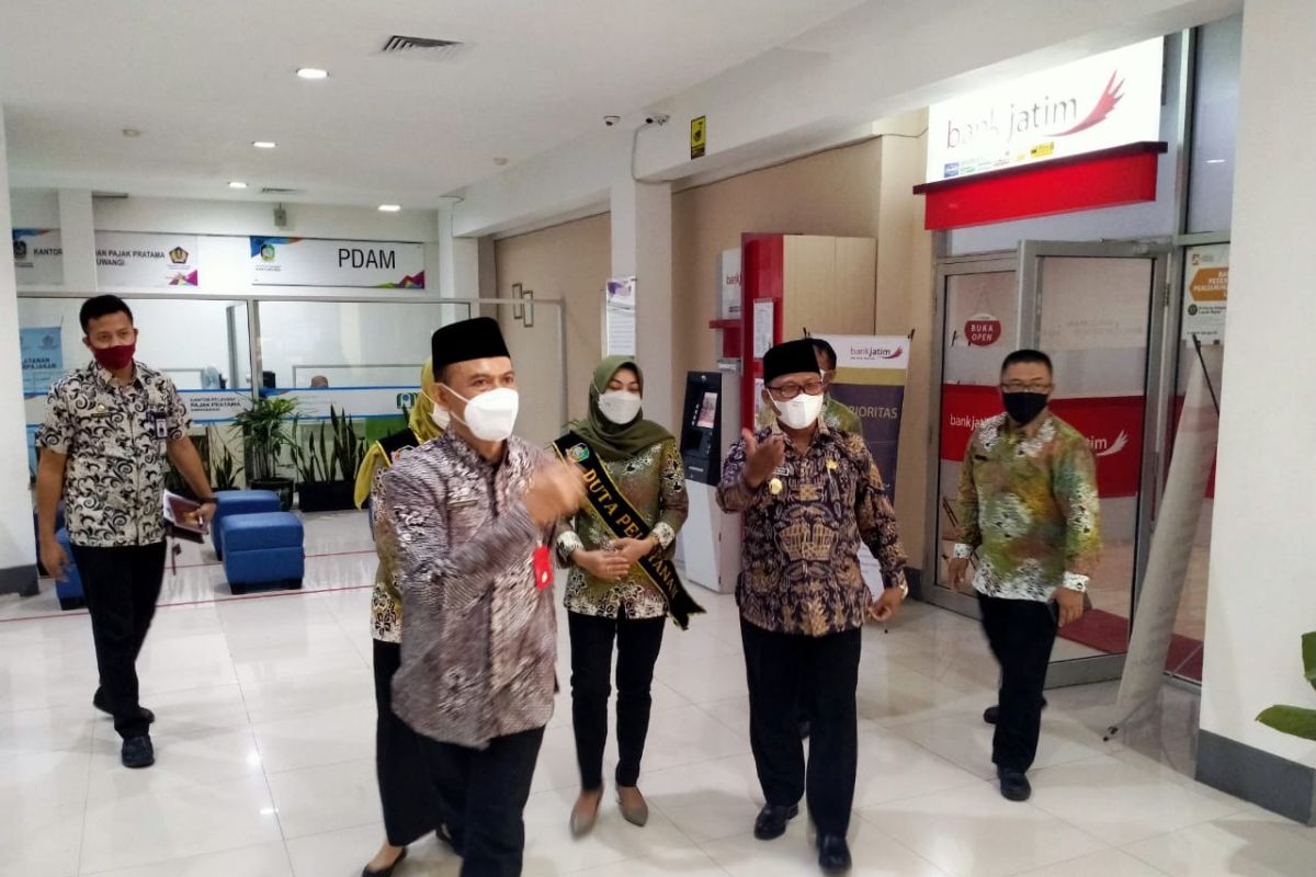 Wabup Sugirah: Petugas klinik perizinan di Mal Pelayanan Publik Banyuwangi harus orang berkompeten