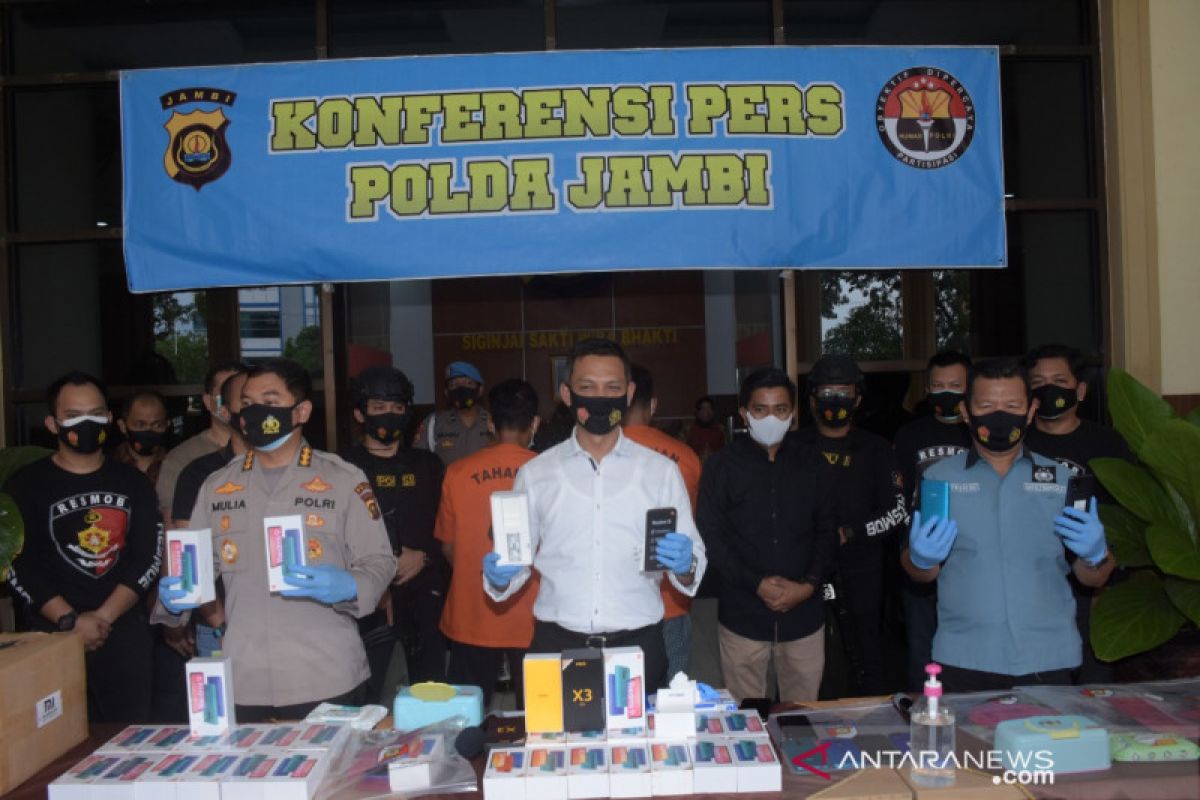 Polda Jambi tangkap tiga pelaku perampokan 1.245 unit handphone