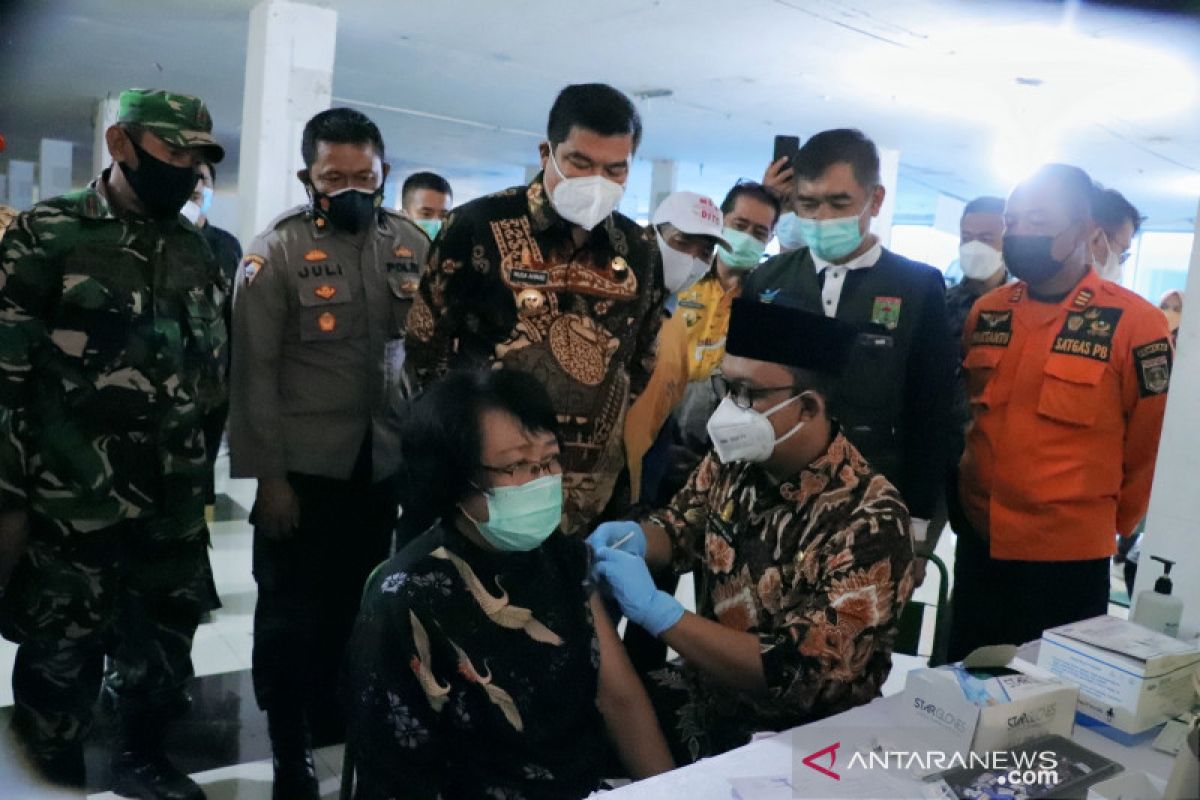 Bupati dan Wakil Bupati Lampung Tengah tinjau vaksinasi pedagang
