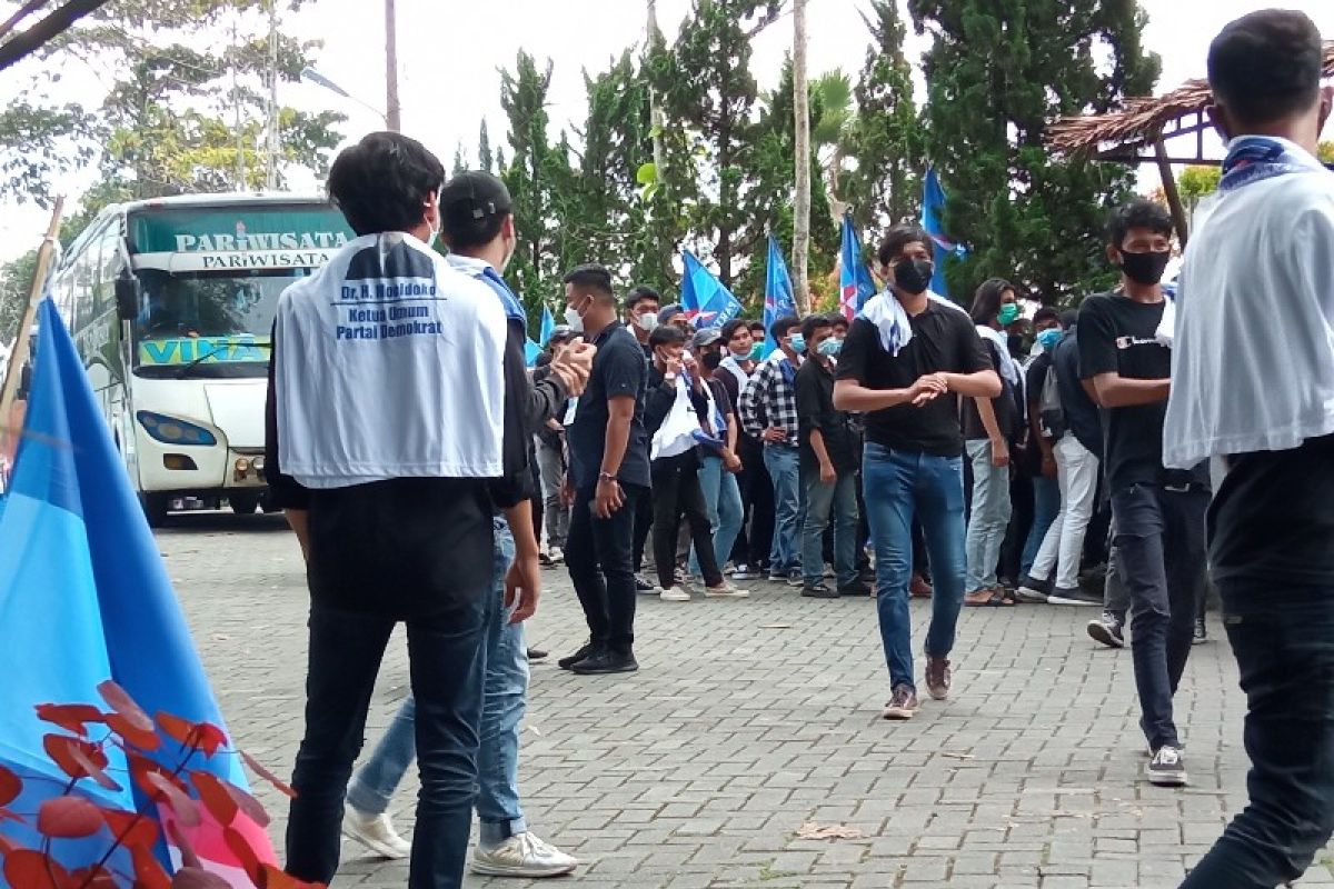 Massa pendukung  KLB  Partai Demokrat terus berdatangan ke arena