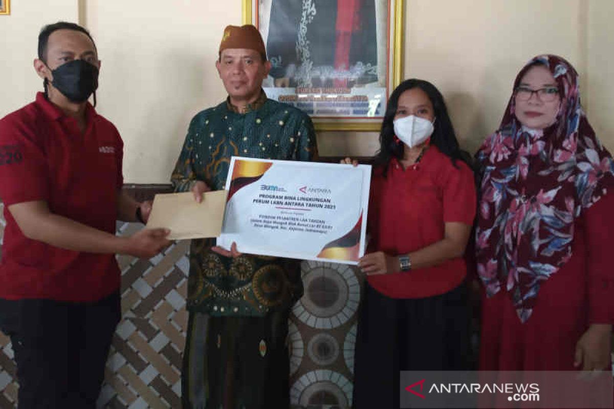 LKBN ANTARA beri bantuan sosial bagi Ponpes Laa Tahzan Indramayu