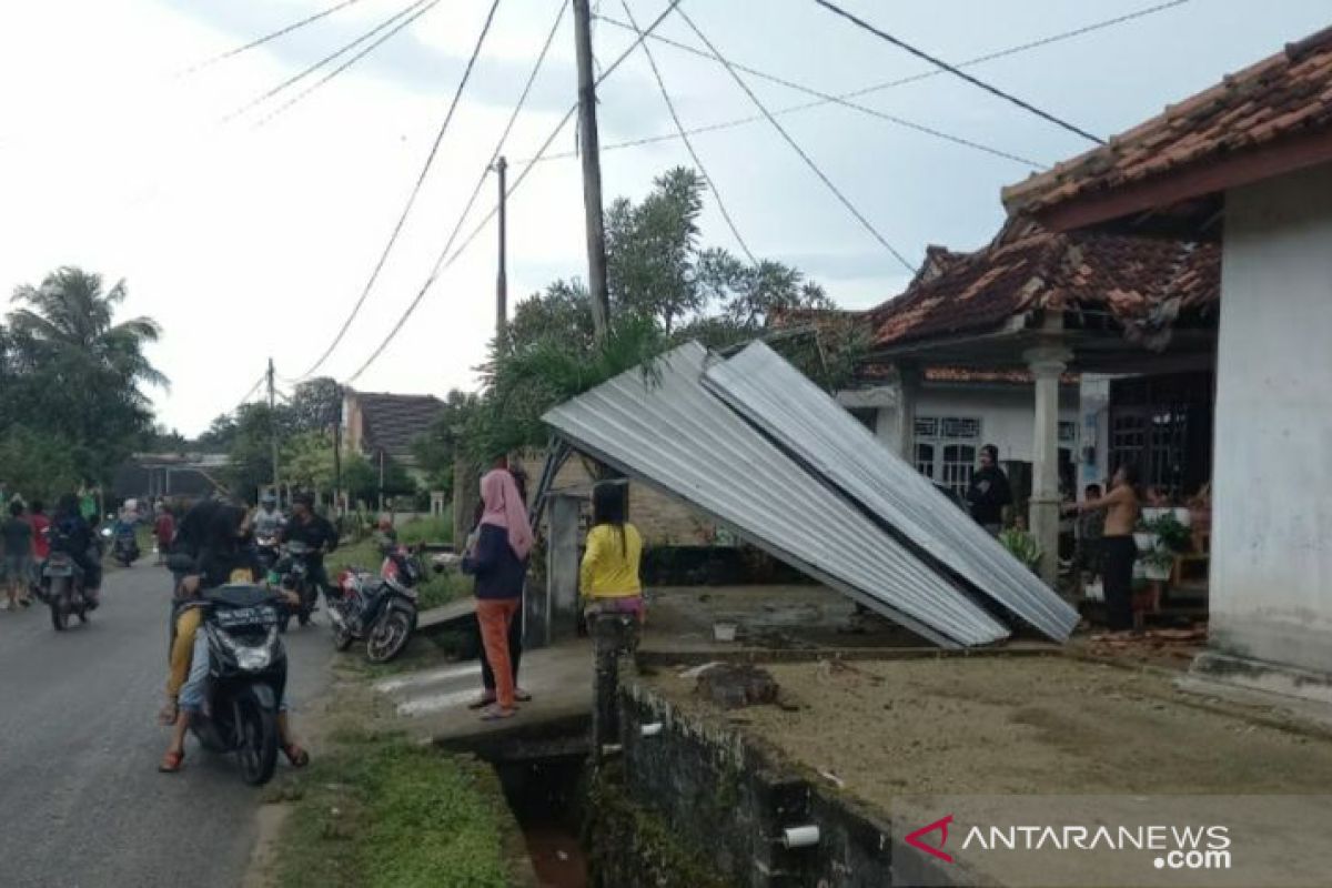 Rumah warga Toboali rusak di hantam angin puting beliung