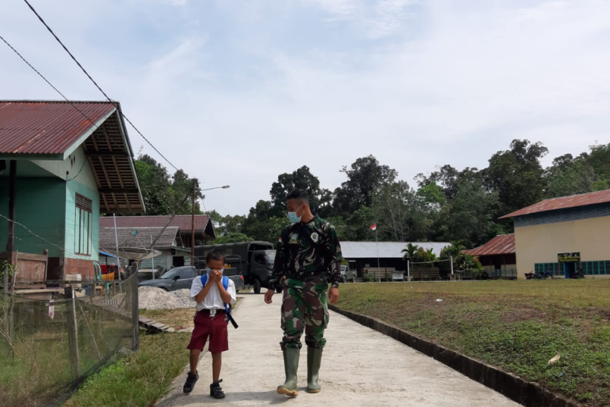 Anggota Kodim 1206/PSB bantu antarkan anak SD pulang kerumah