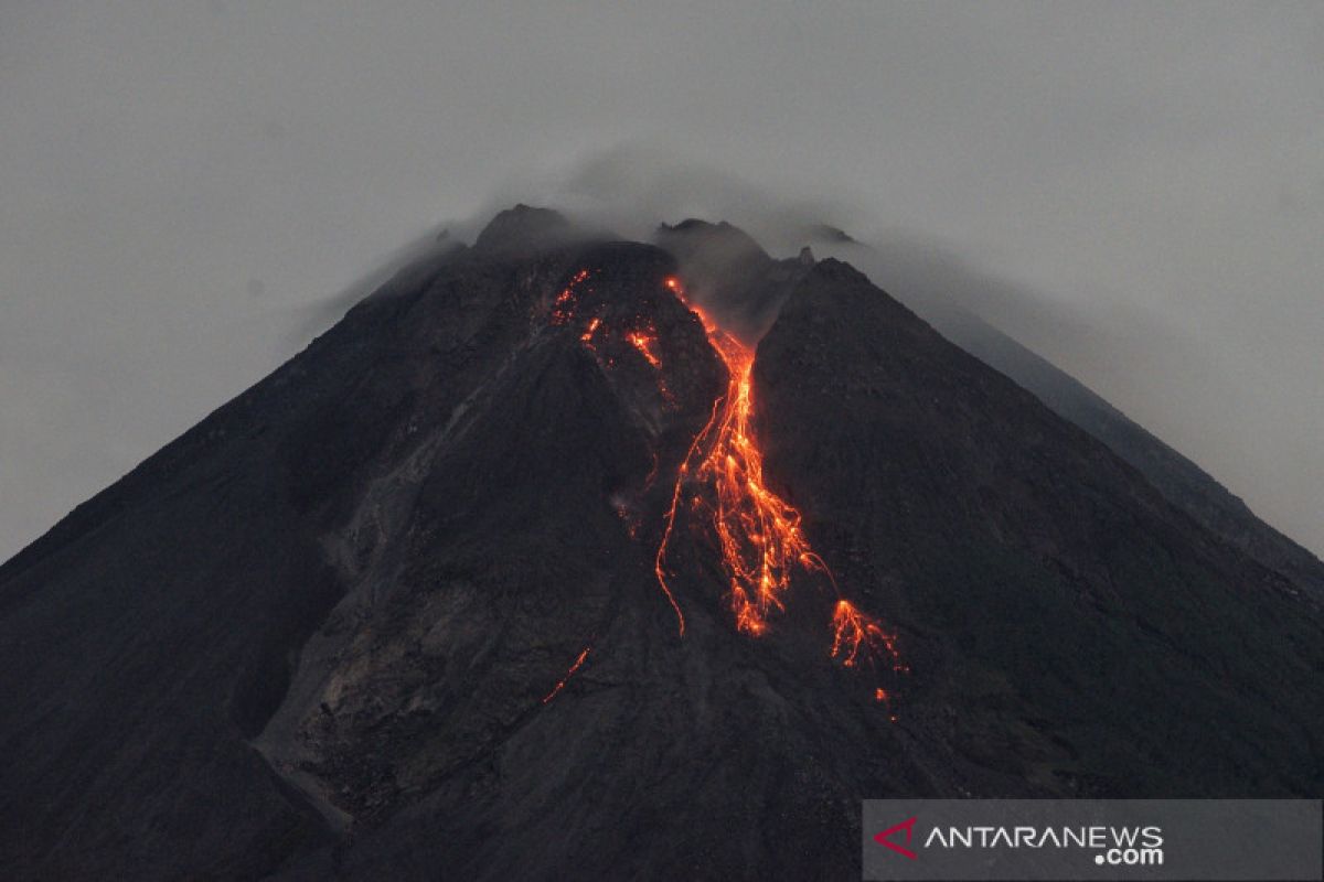 Gunung Merapi lima kali meluncurkan guguran lava pijar