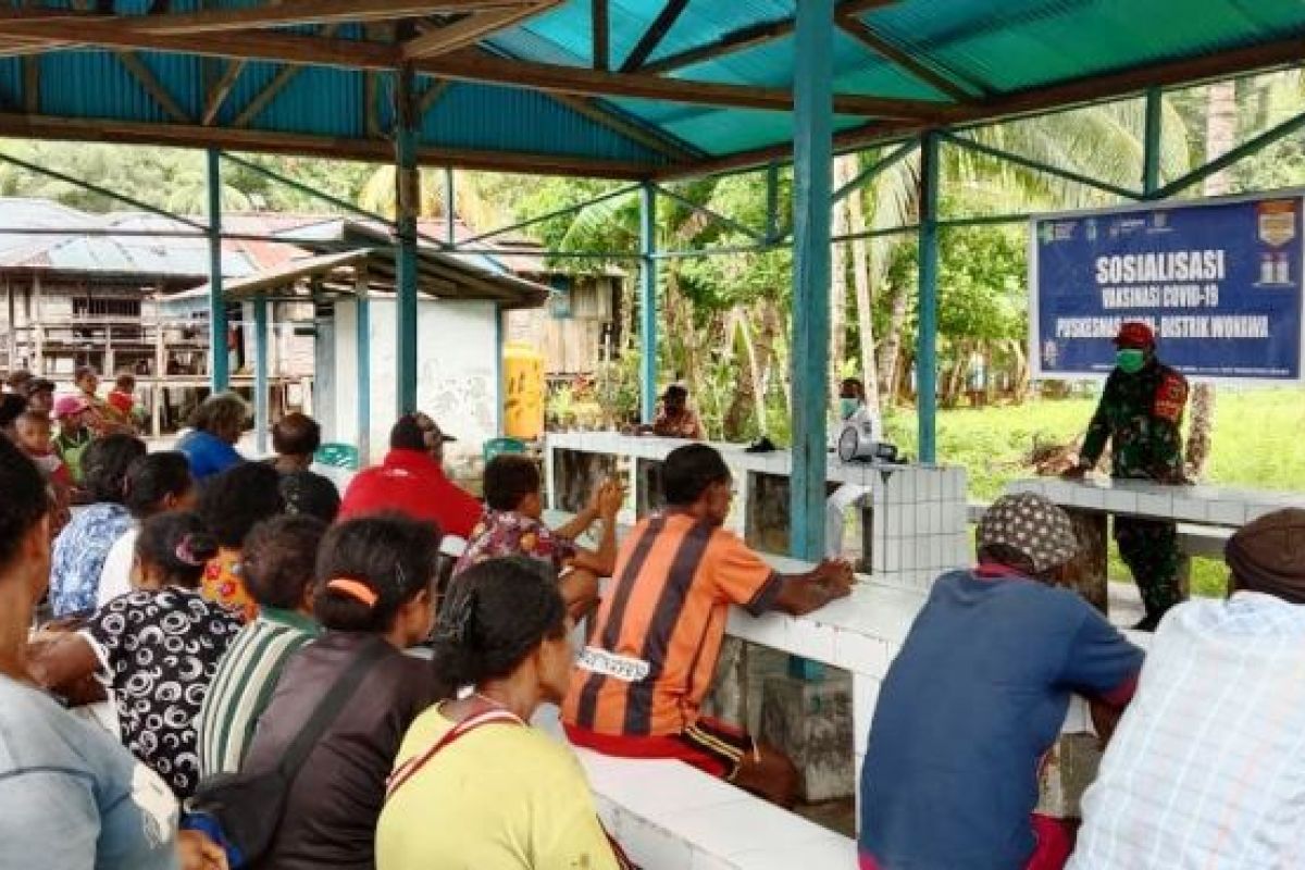 Babinsa bersama Puskesmas Wooi sosialisasi vaksinasi di warga kampung Karemoni