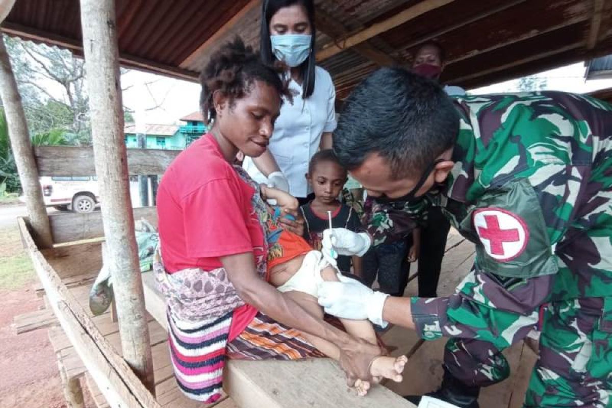 Satgas Yonif 122/TS bantu imunisasi balita di Puskesmas perbatasan Papua
