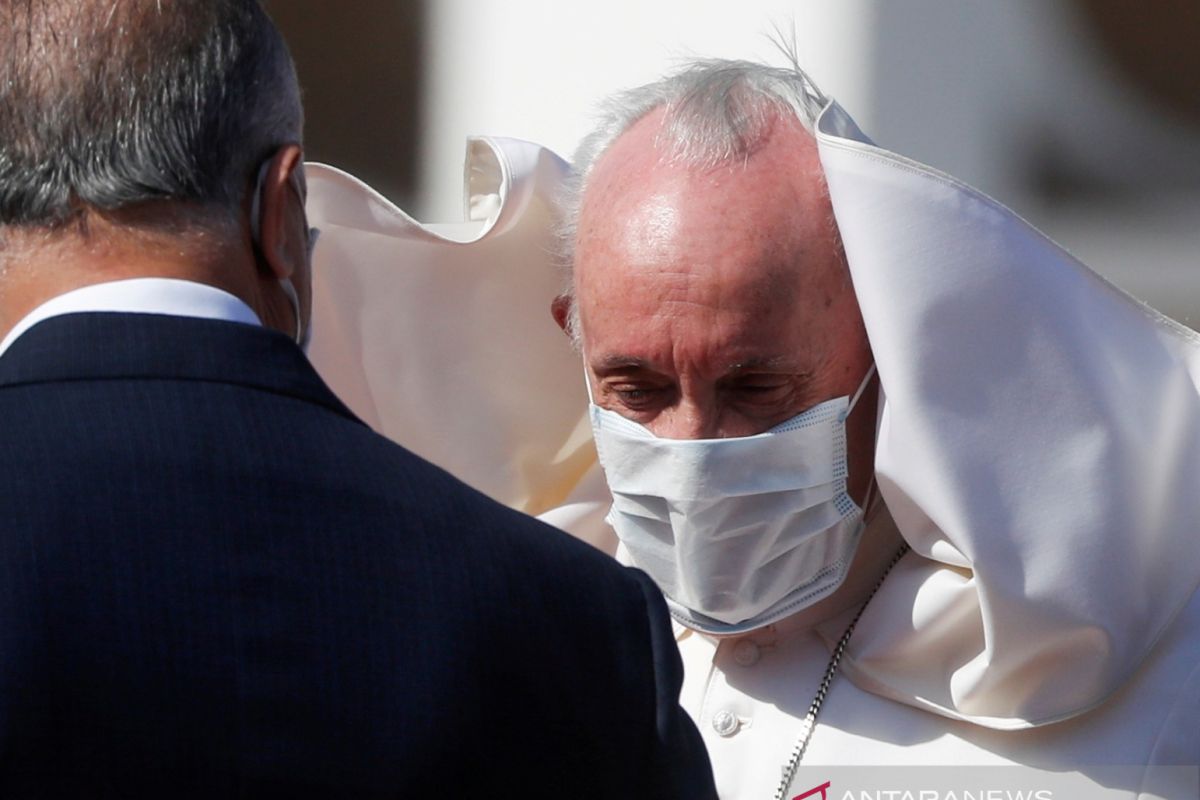 Paus Fransiskus kunjungi tunawisma yang mendapat vaksin COVID-19 di Vatikan