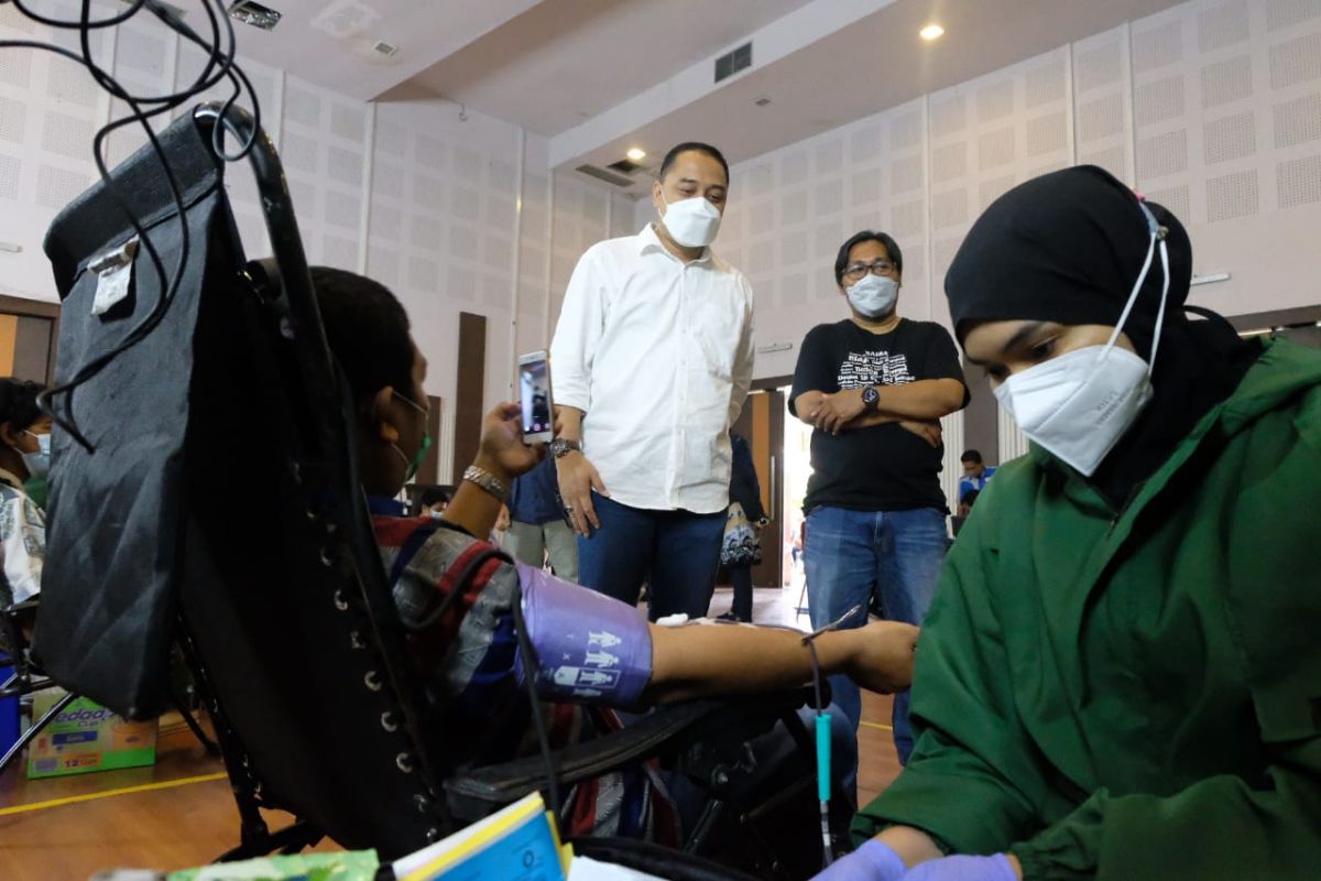 Wali Kota Eri Cahaydi semangati pendonor darah dan plasma di Kota Surabaya
