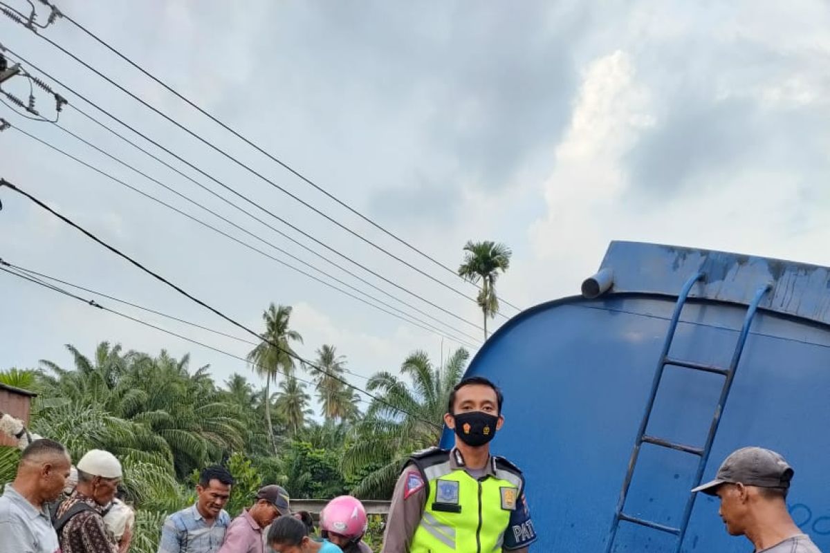 Truk CPO muatan 20 ton lebih dilarang melintasi jembatan darurat Sungai Paku Kinali