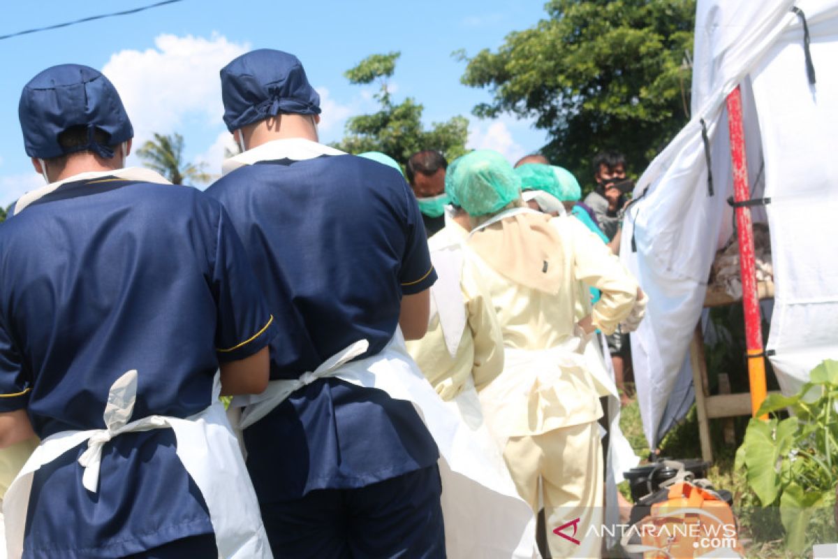 Tim forensik autopsi jenazah korban pembunuhan di Mataram