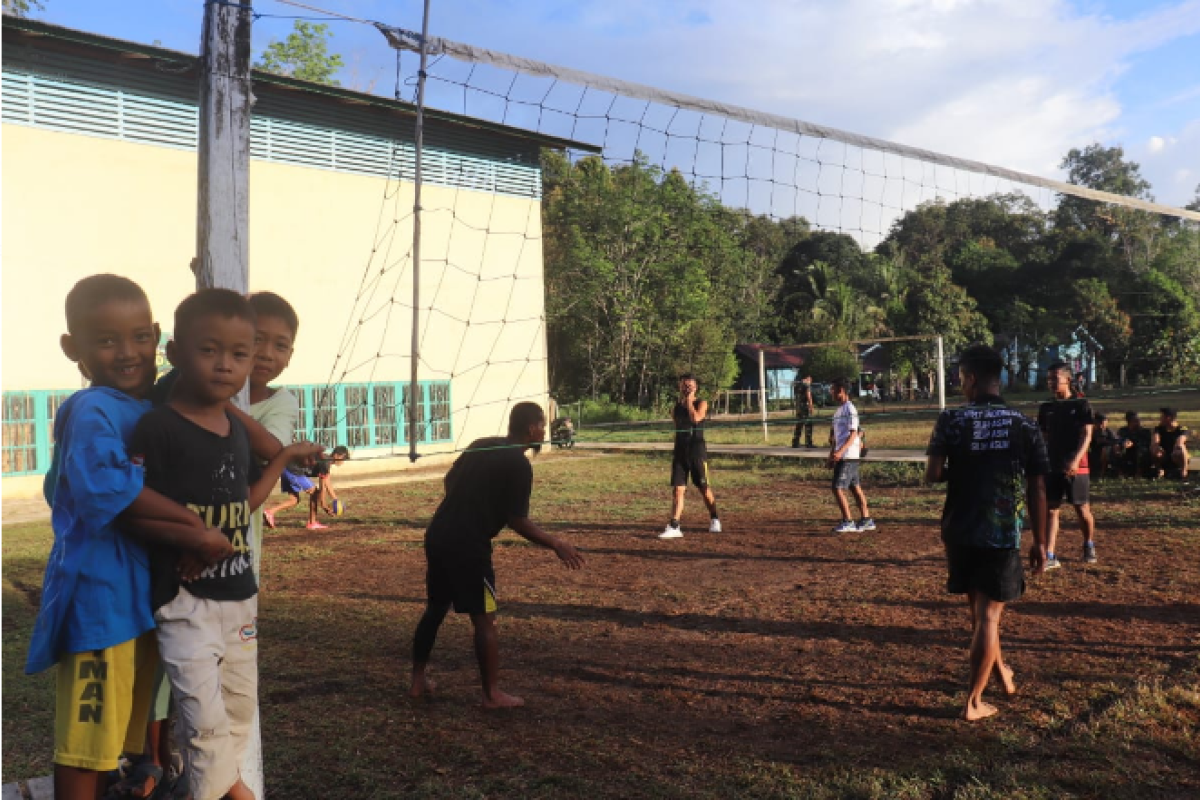 Anak-anak Pangkadan antusias  menonton bola volli Satgas TMMD