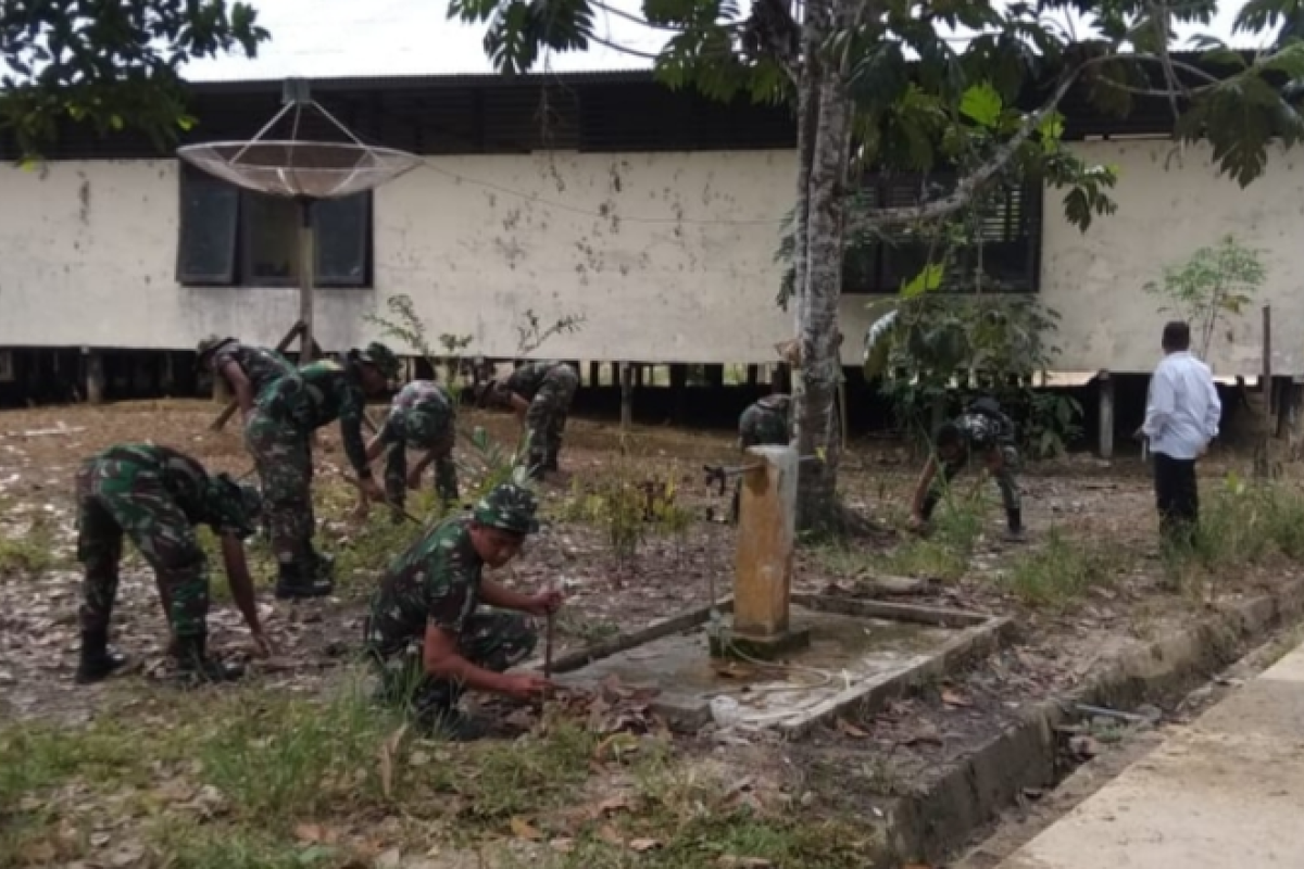 Satgas TMMD edukasi masyarakat Pangkadan tentang kebersihan lingkungan