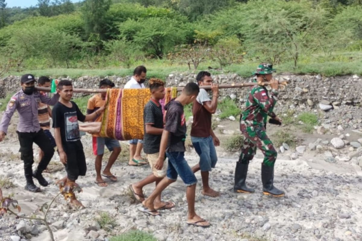 TNI bantu evakuasi jasad warga terseret arus sungai