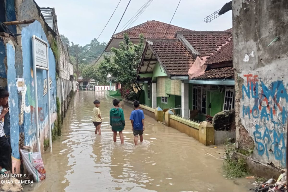 BPBD Kabupaten  Lebak operasikan mesin pompa air atasi banjir di pemukiman warga