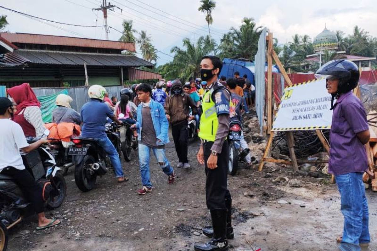 Sempat terhenti karena truk CPO terperosok, lalu lintas Padang-Simpang Empat buka-tutup