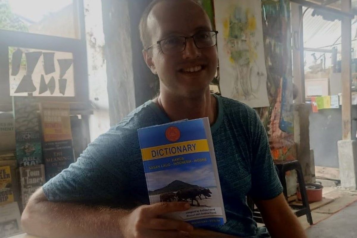Andrew Friend, warga Amerika, buat kamus Bahasa Suku Sasak, Lombok