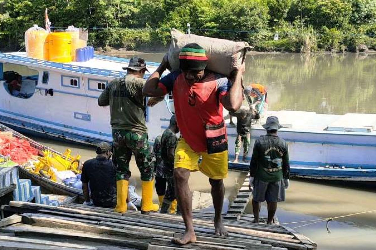 Warga kampung Kombay antusias bantu angkut material TMMD  Boven Digoel