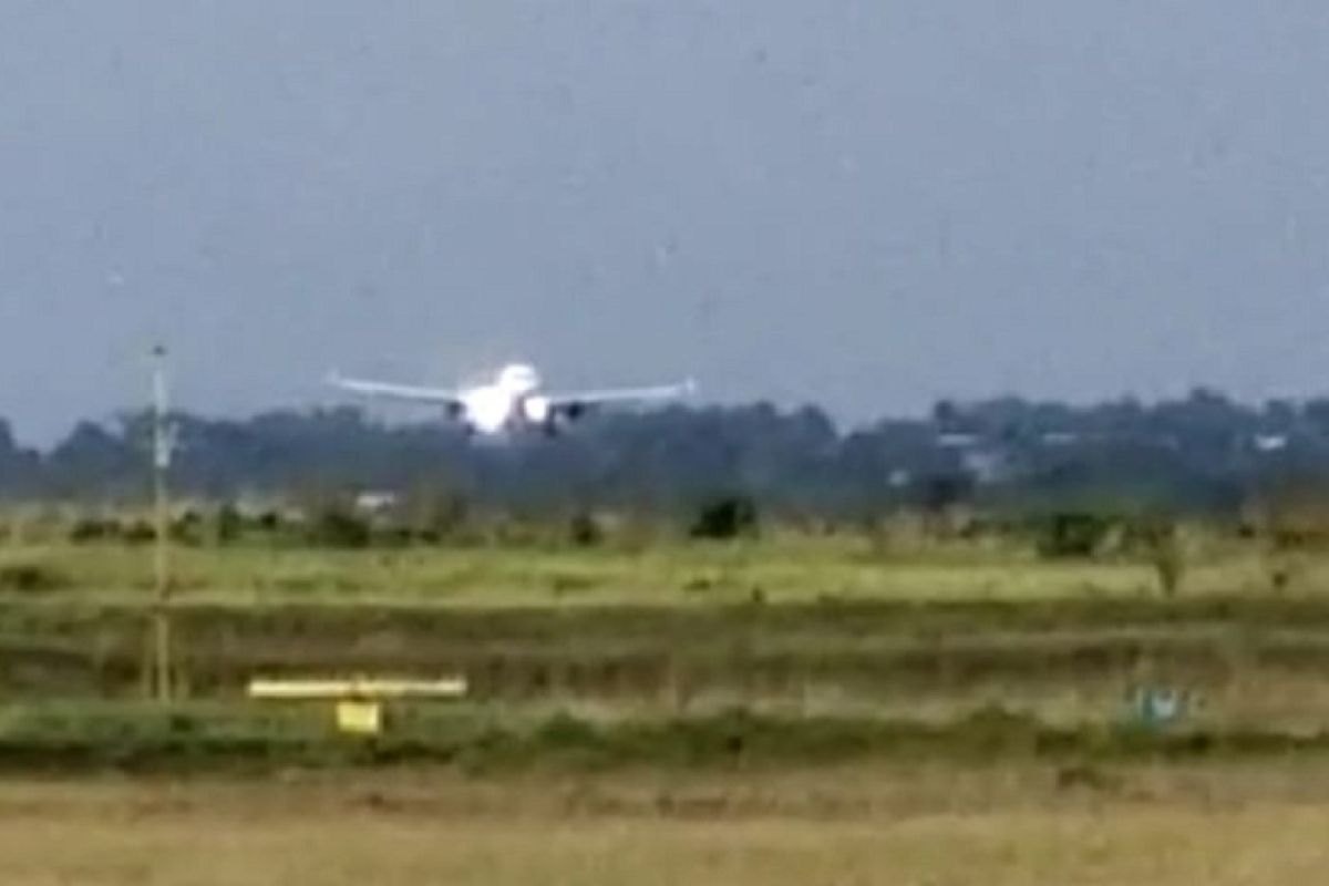 Pesawat Batik Air PK-LUT masih berada di tengah landasan pacu Bandara Jambi