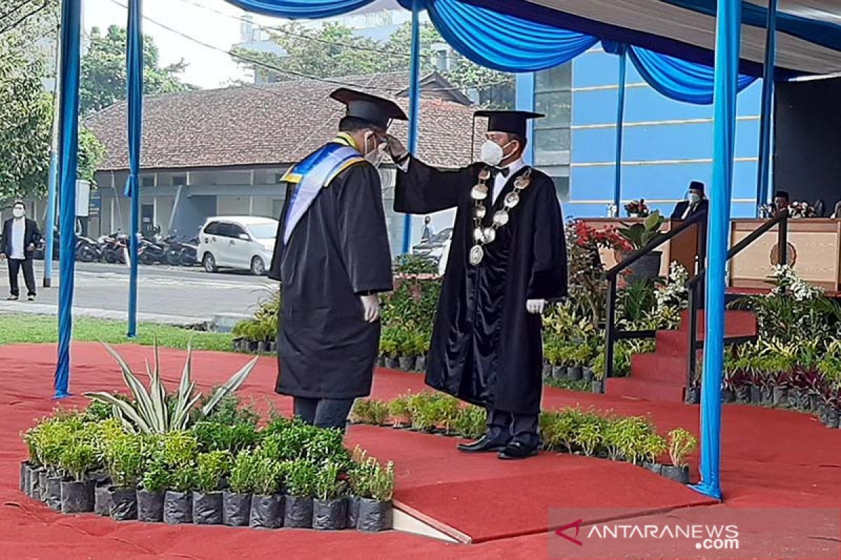 Universitas Muhammadiyah Purwokerto gelar wisuda secara hibrida