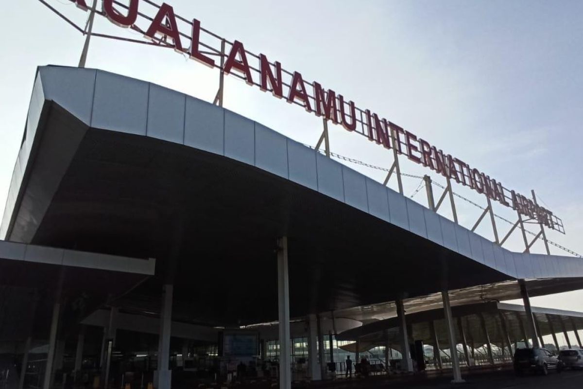 Petugas Bandara Kualanamu amankan penumpang buka jendela  pesawat