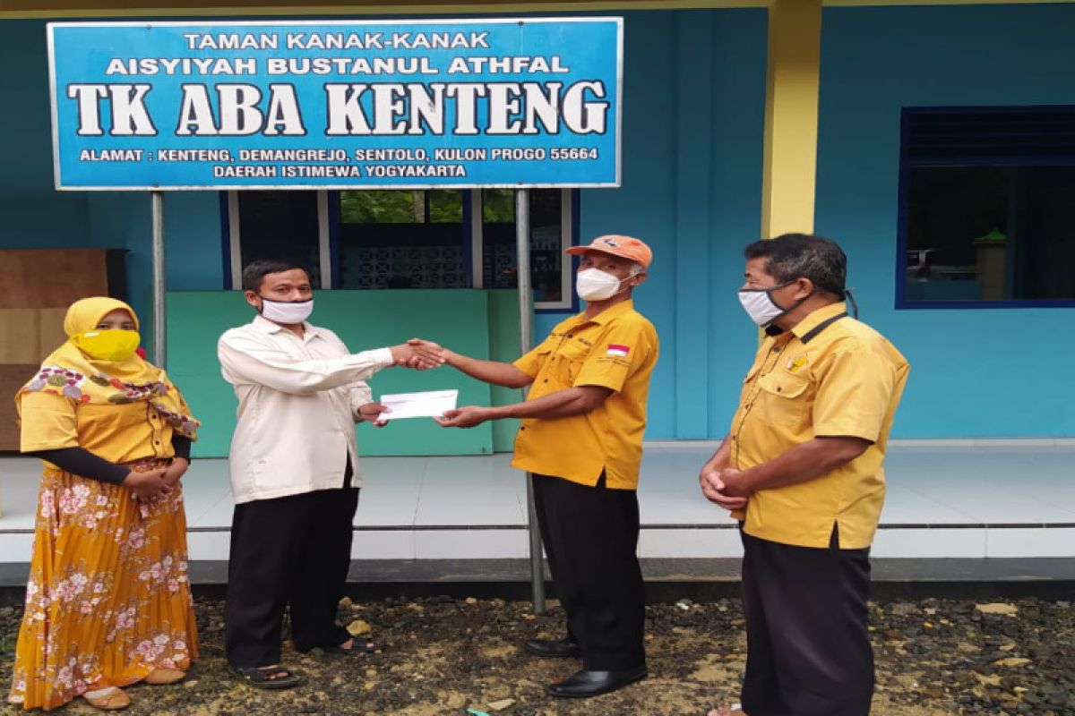 Ketua MKGR Kulon Progo serahkan bantuan pembangunan TK ABA Kenteng