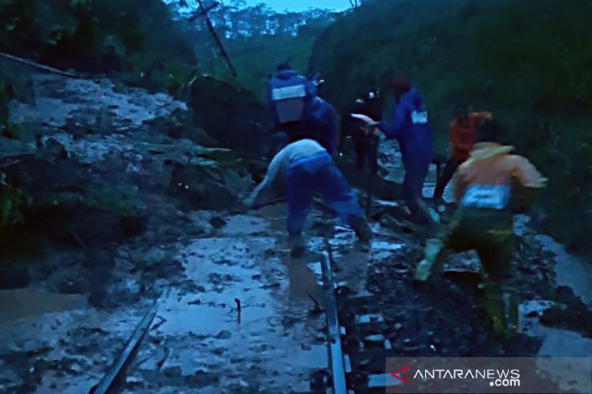 Jalur KA KM 87+500 Stasiun Pohgajih Kesamben longsor