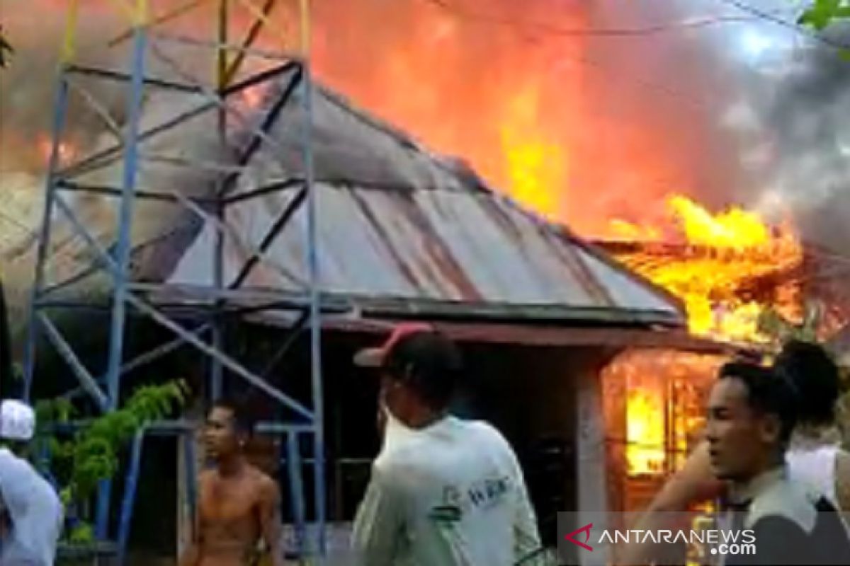 15 rumah di Pakan Dalam terbakar, dua relawan pemadam luka ringan