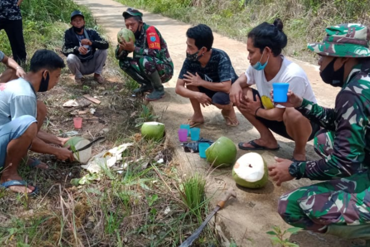 Satgas TMMD Kodim 1206/PSB menyantap kelapa segar bersama warga