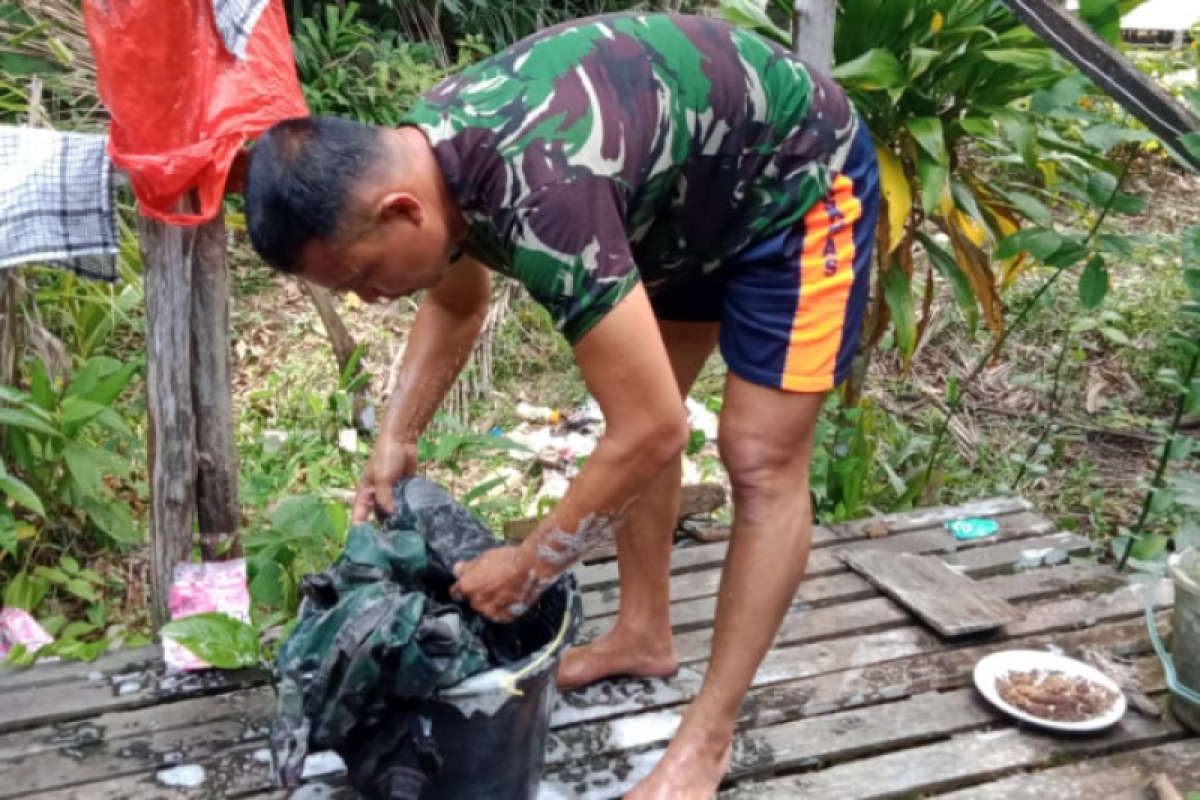 Di tengah tugas TMMD anggota TNI cuci baju sendiri