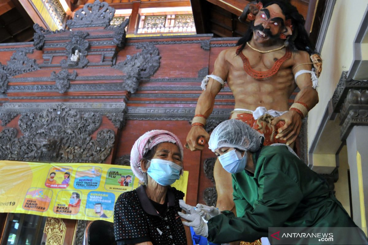 Traditional market traders in Bali's Badung district get vaccinated