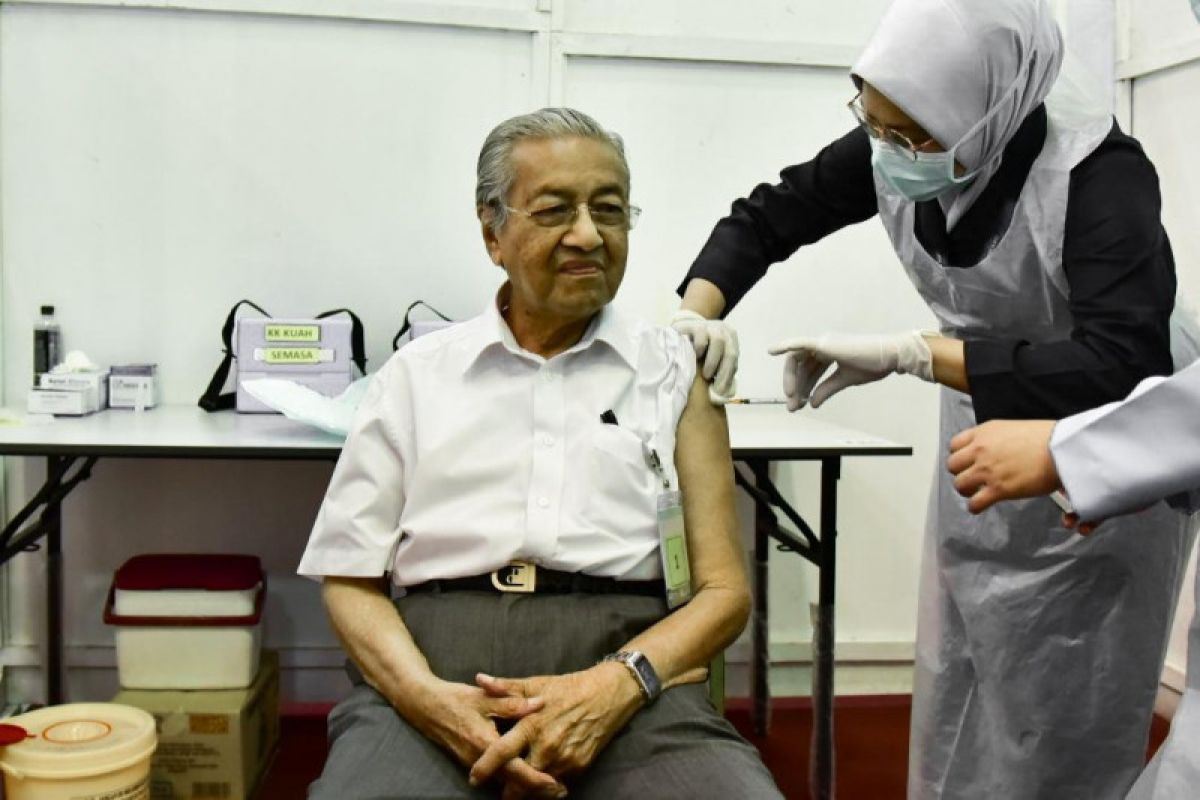 Tun Mahathir Mohamad disuntik vaksin COVID-19