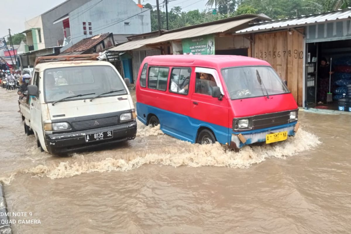 Sejumlah ruas jalan di Lebak tergenang banjir