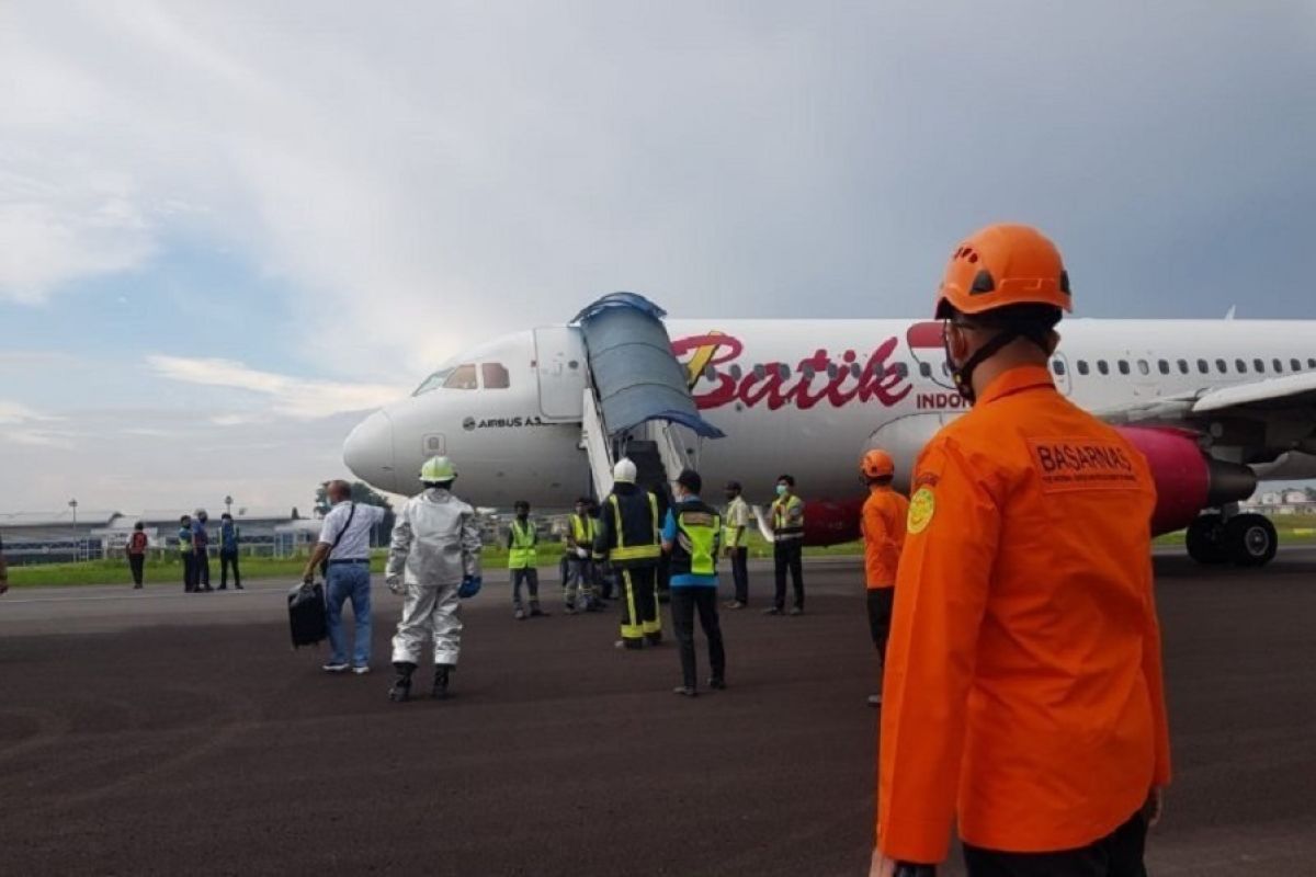 Di bawah hujan deras, pesawat Batik Air berhasil ditarik ke apron Bandara Jambi