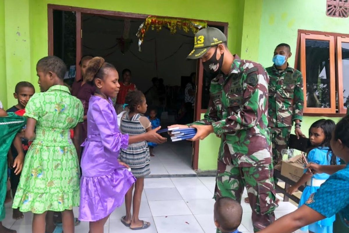 Satgas TNI bagikan Alkitab kepada warga Kampung Kibay di Keerom